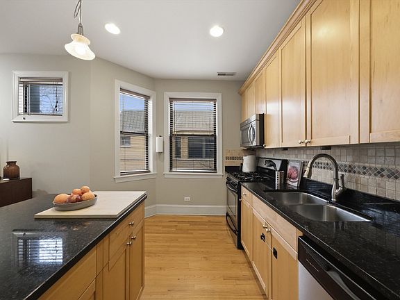 4th image of 7633 N Greenview Ave APT 3W