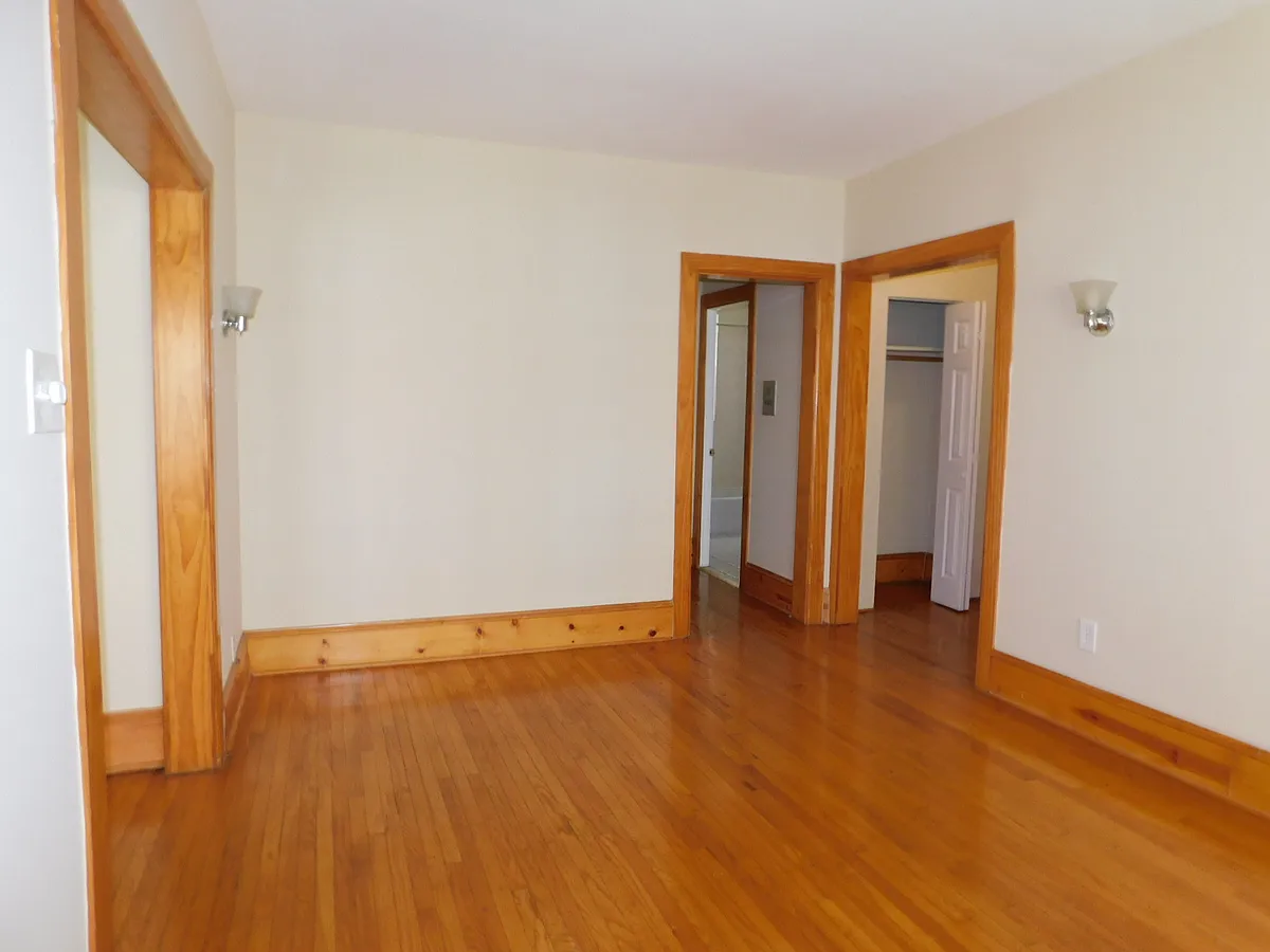 Building Photo - 1319 W Touhy Ave #14