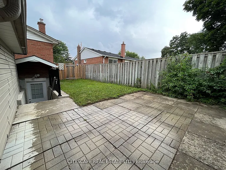 2 Leslie St #BASEMENT — Photo 8