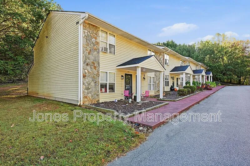 2 bed, 1.5 bath, $925 — Photo 2