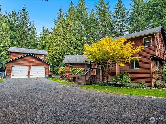 3rd image of 1038 NE Blue Ridge Drive