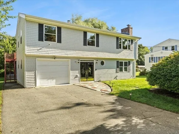 47 Spruce Rd, Swansea, MA 02777