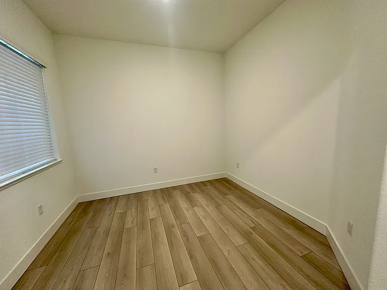 529 E Fiorino St — Photo 8