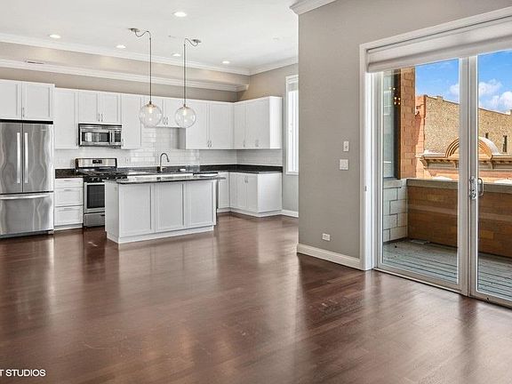 5th image of 1555 N Wood St Unit 303