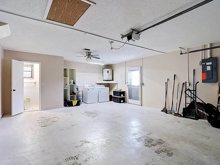3255 Amherst Ave — Photo 47