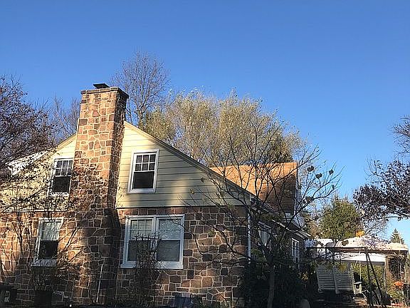 Side view note stone chimney