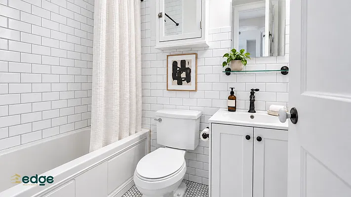 Bathroom, photo 1