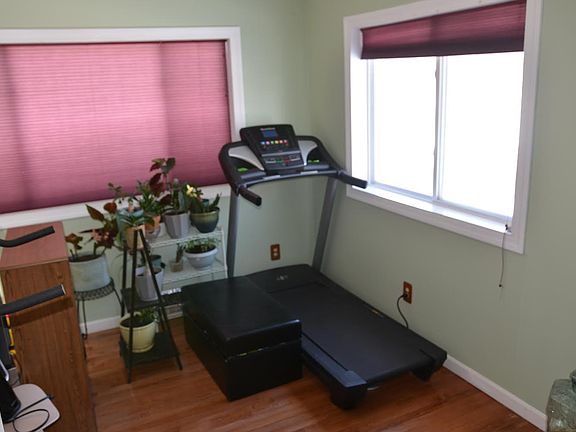 Extra Room - next to a large balcony on the back