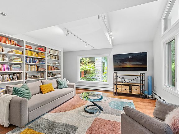 3rd image of 2723 Deerfield Rd