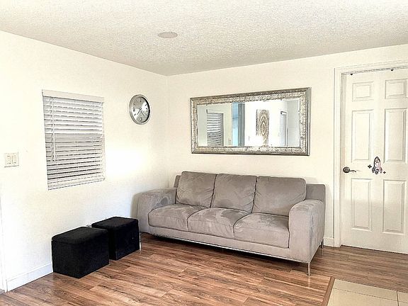 4th image of 8 Ivanhoe Ct