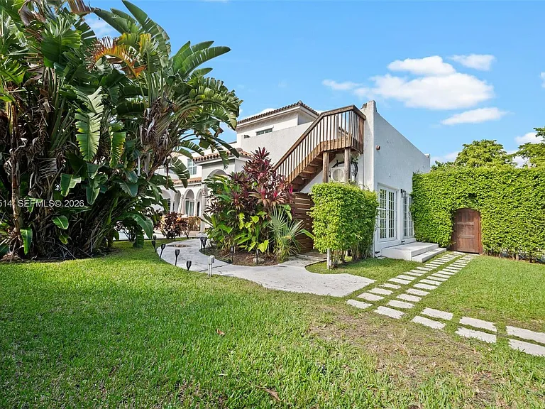 2501 Pine Tree Dr — Photo 40