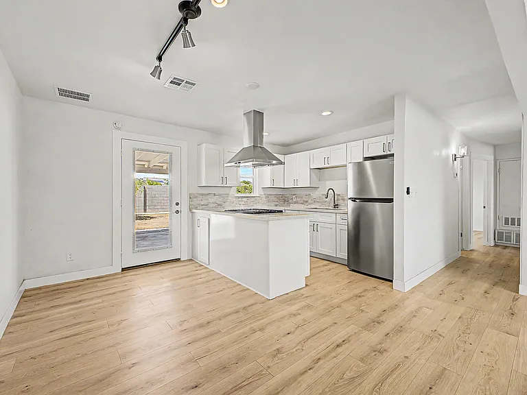 2526 W Orchid Ln — Photo 7