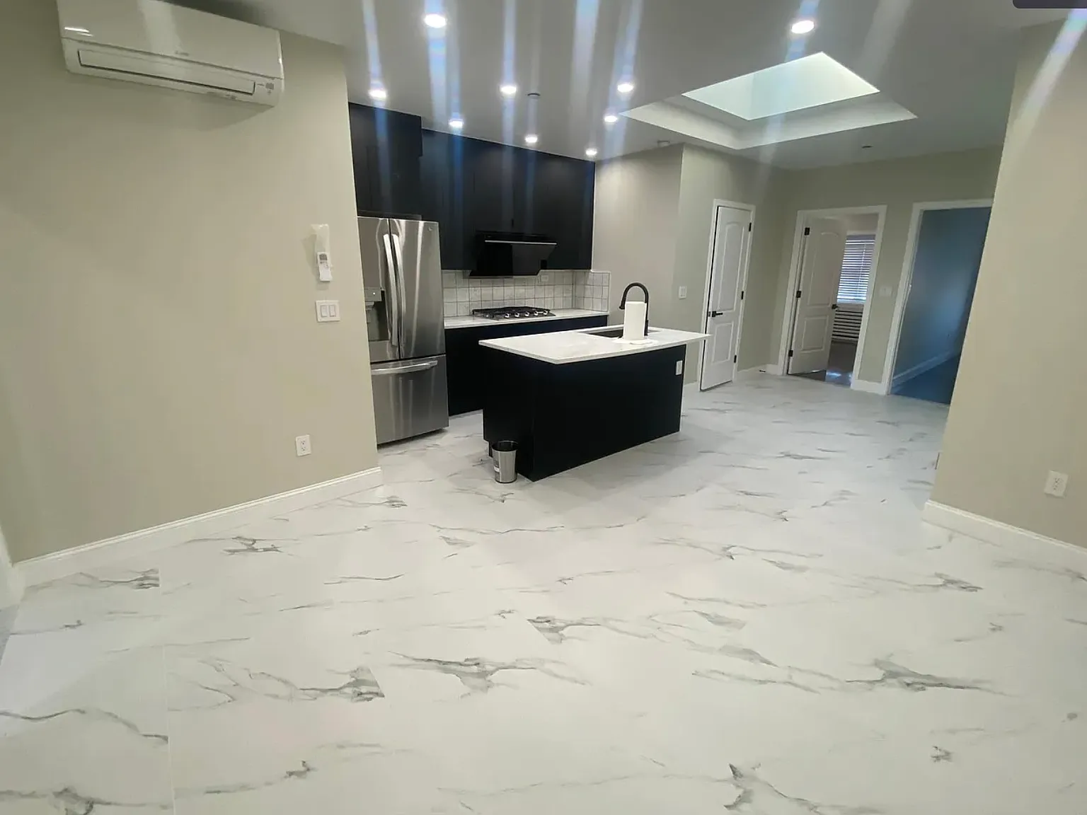 3 bed, 800 sqft, $2,950 — Photo 2