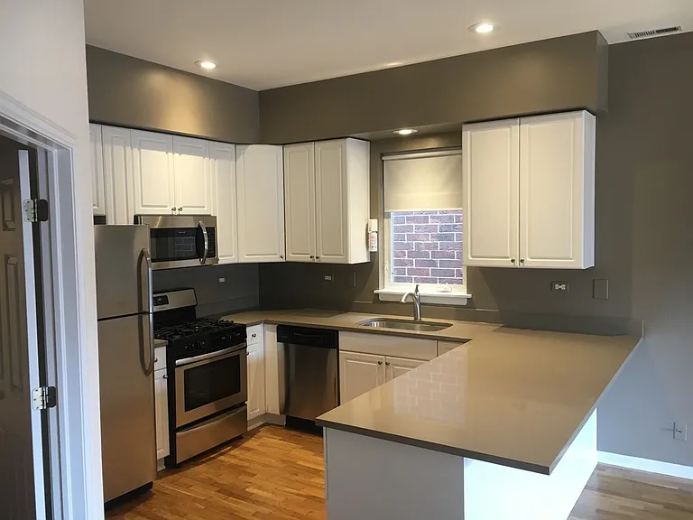 1221 W Nelson St #2F — Photo 2