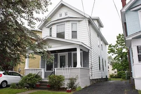 110 Grove Ave photo 1