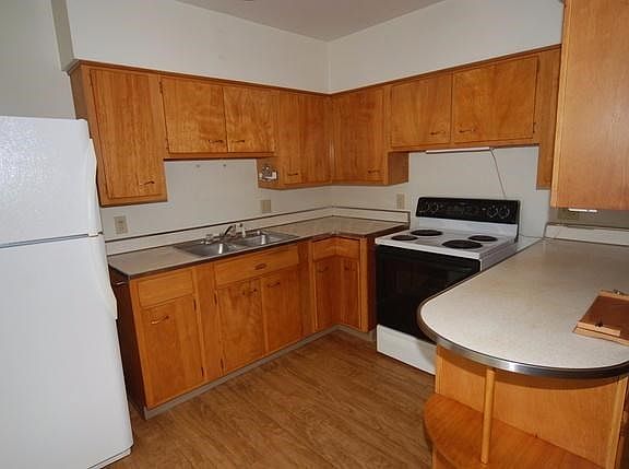 5th image of 715 W 4th St