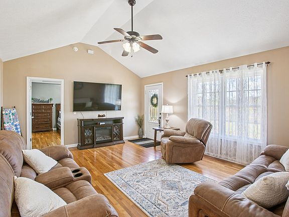 5th image of 532 Douglas Ln