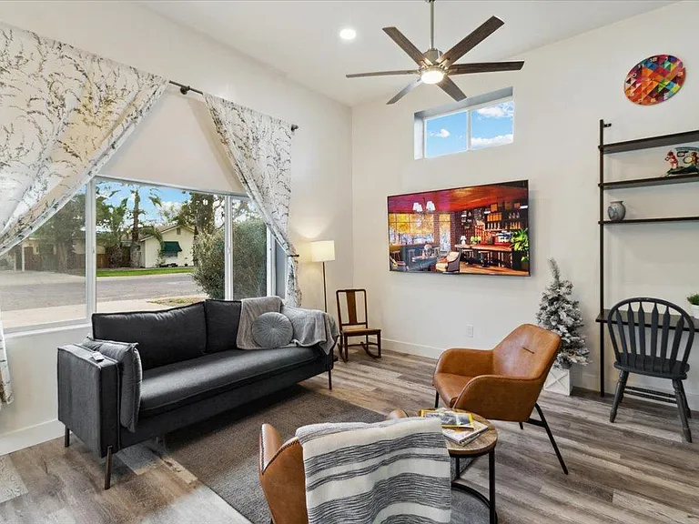 1701 W Mitchell Dr #CASITA — Photo 1