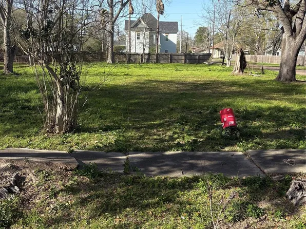 1110 Pipkin St, Beaumont, TX 77705