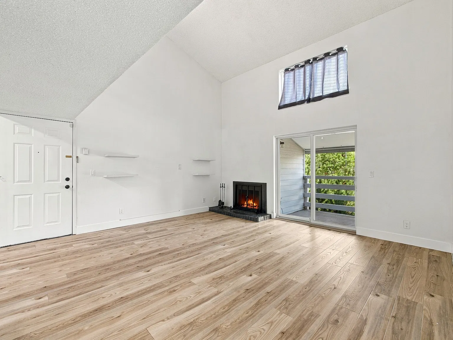 1 bed, 888 sqft, $1,550 — Photo 4