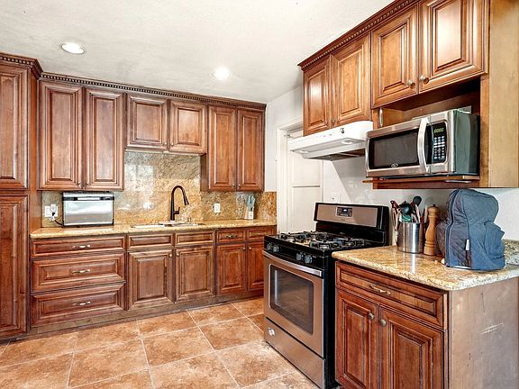 5th image of 6020 Streamview Dr