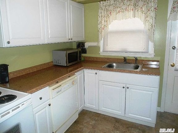 5th image of 345 Secatogue Ave