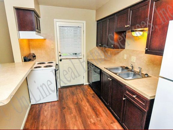3rd image of 611 W Ridge Dr