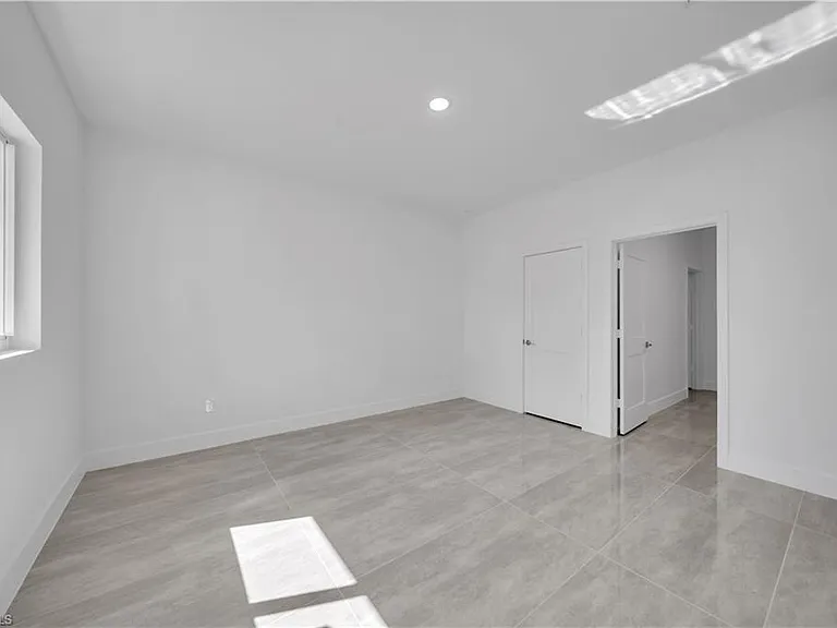 1142 Dutchess St E — Photo 15