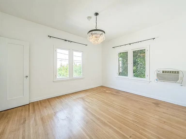 350 1/2 N Sierra Bonita Ave — Photo 18