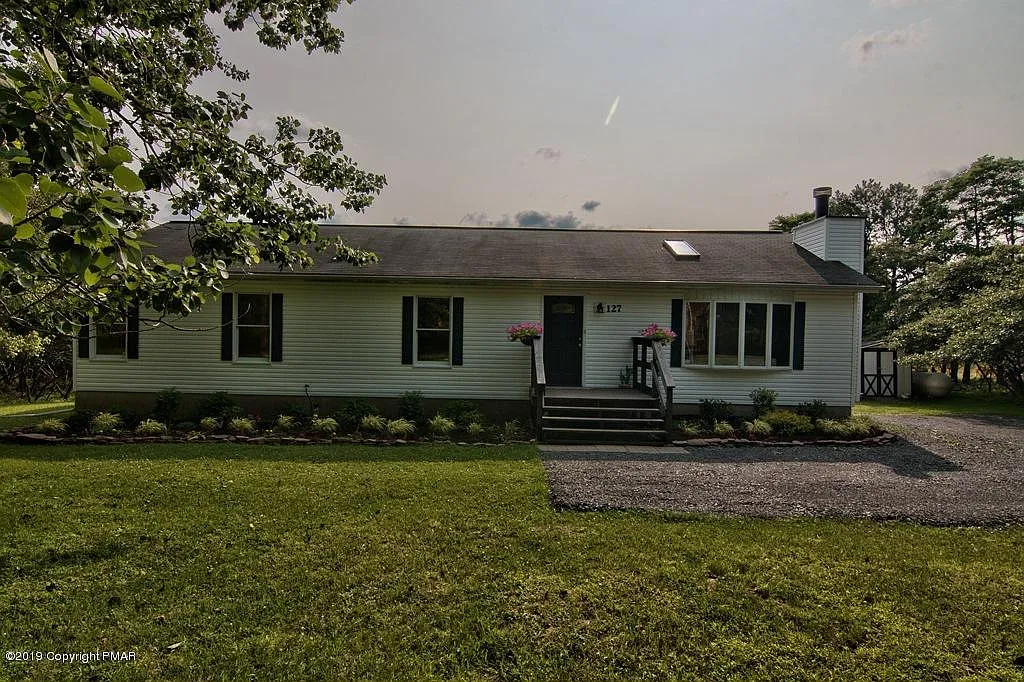 127 Elmwood Dr photo 1