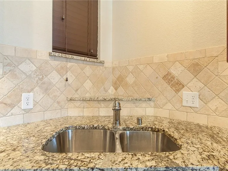 1805 Desoto Dr — Photo 7