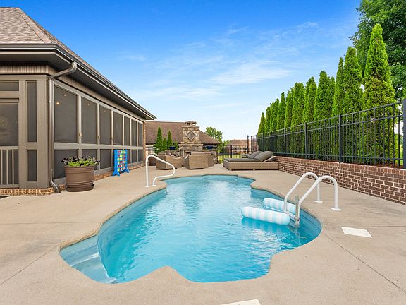 2nd image of 408 Glenway Cv
