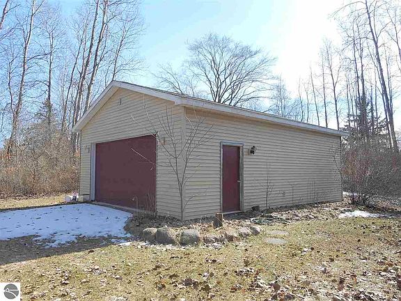 2nd image of 1017 Siesta Ln