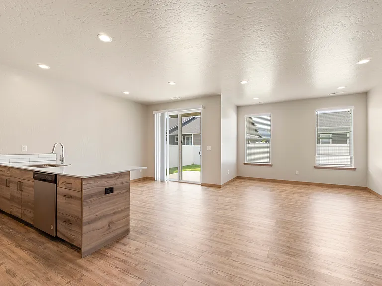 1437sqft duplex living space