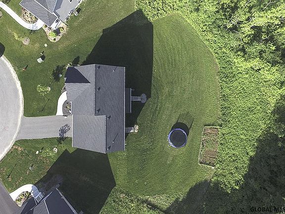 3rd image of 13 Blueberry Ln