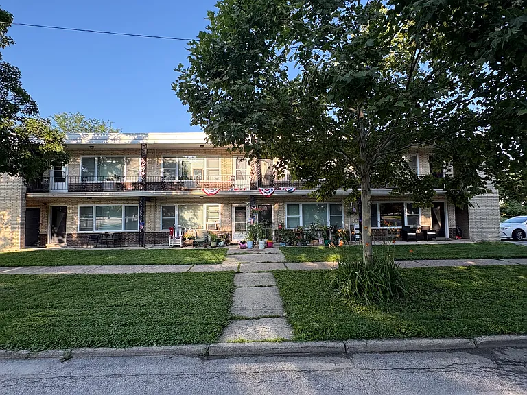 full view of 8-unit California style apartment complex from the front