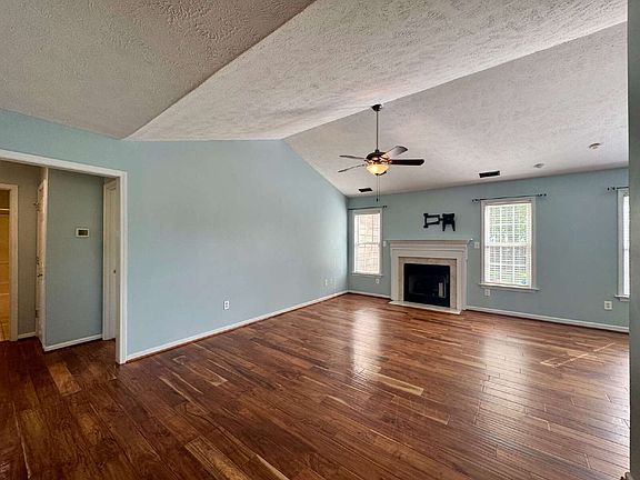 3rd image of 470 Rushmore Ct