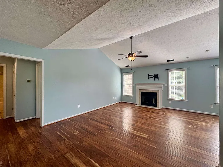 470 Rushmore Ct — Photo 3
