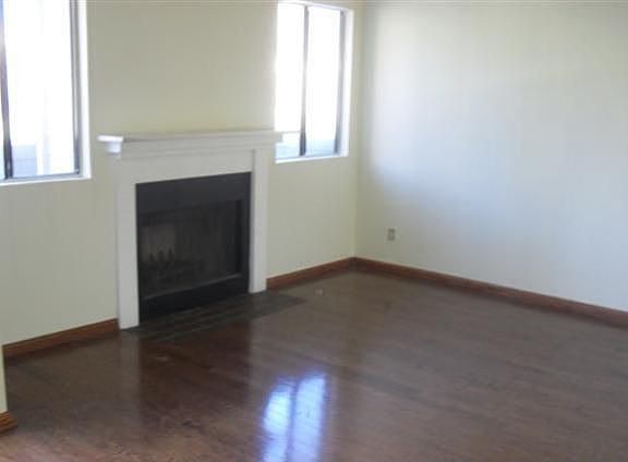 3rd image of 27121 Crossglade Ave Unit 5