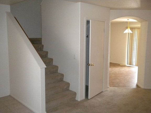 3rd image of 1035 E Saddle Way
