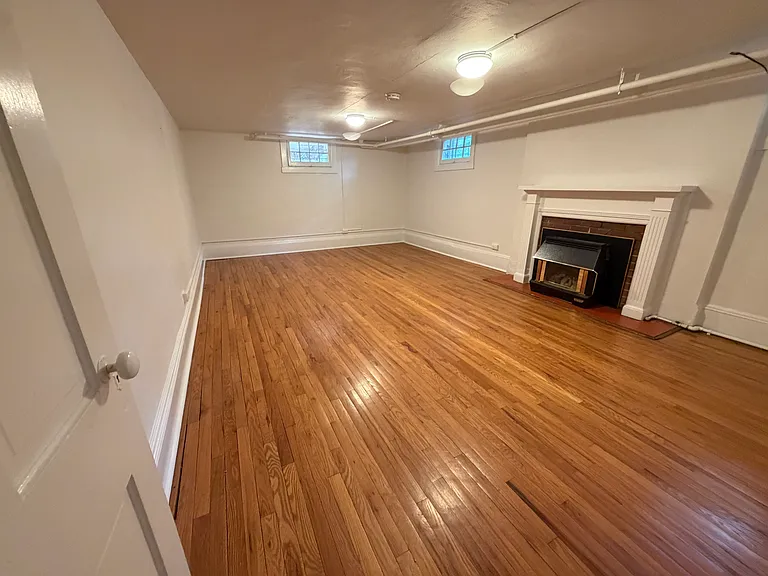 903 Newport St — Photo 35
