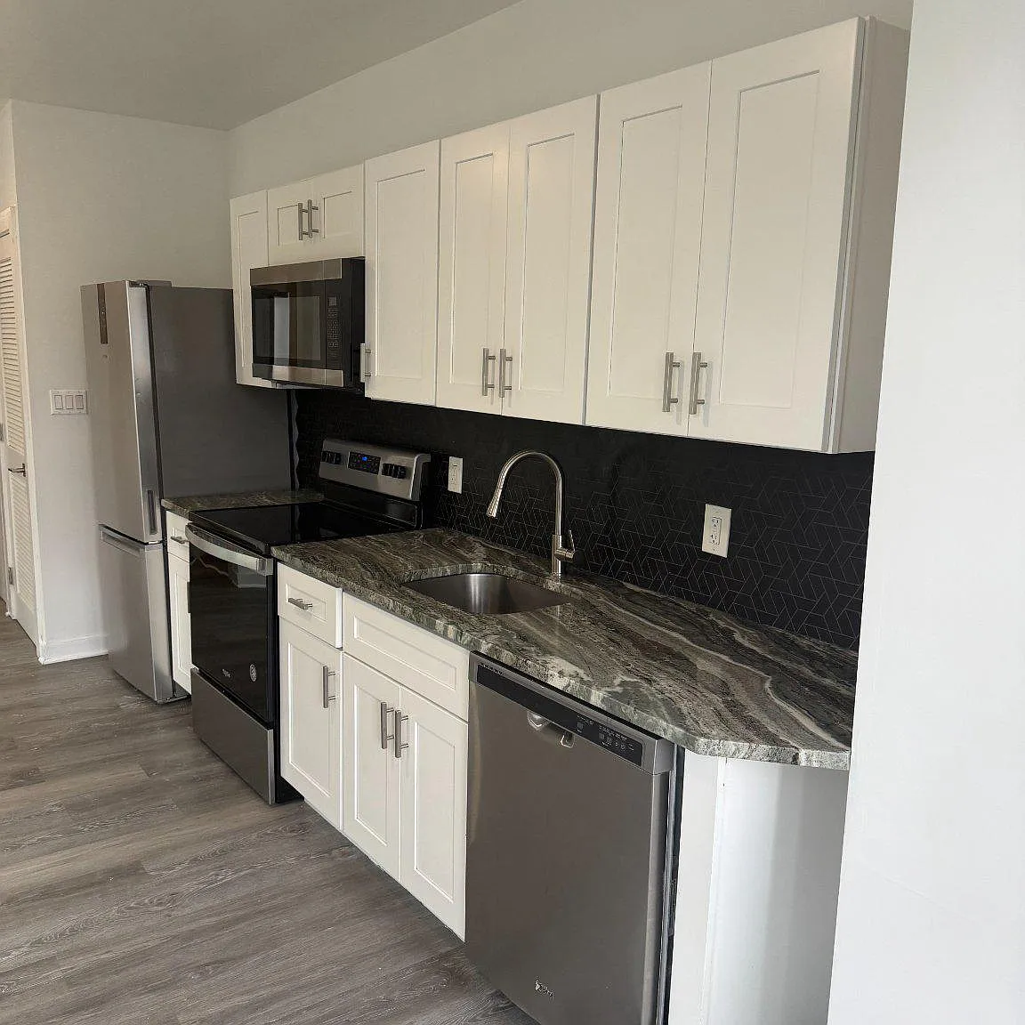 2 bed, 1.0 bath, 2454 sqft, $1,600 — Photo 4