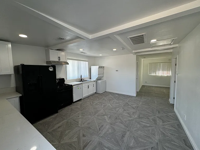5030 Etiwanda Ave — Photo 2