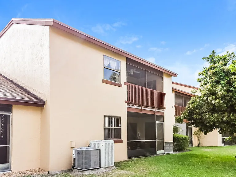 304 Lakeview Dr E — Photo 16