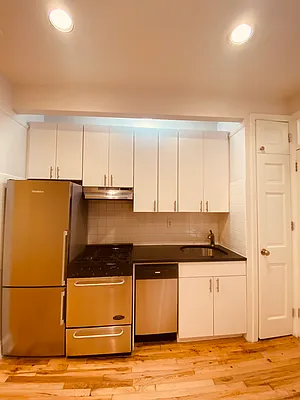 Rented by Metropolis Real Estate of Manhattan | media 18