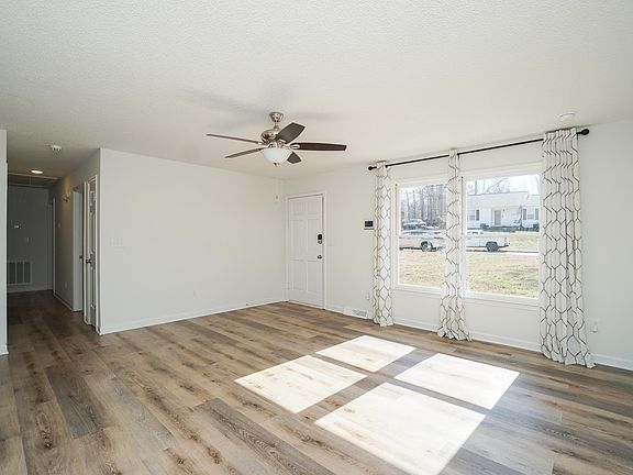 4th image of 323 Pinonwood Dr