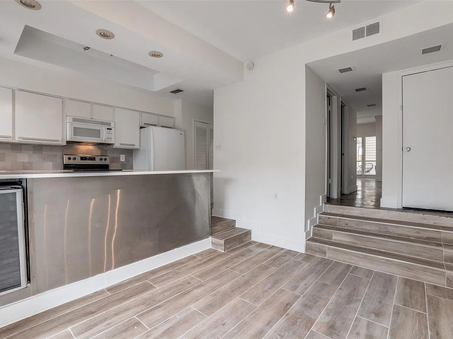2 bed, 2.5 bath, 1652 sqft, $3,950 — Photo 3