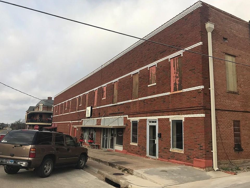 2nd image of 300 Clay St