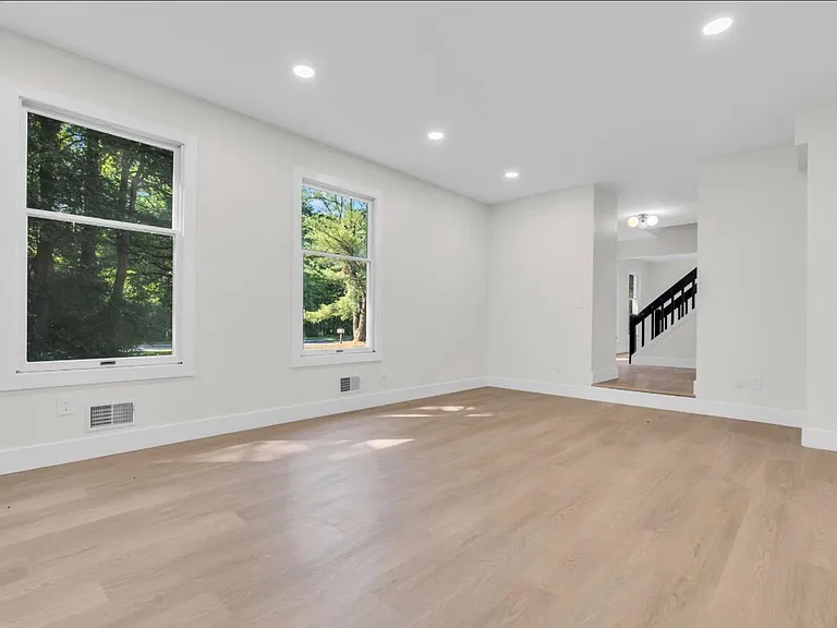 633 Eltone Rd — Photo 32