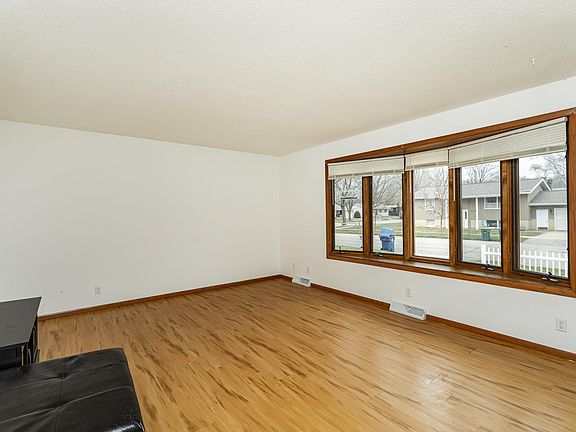 3rd image of 512 15th St NE